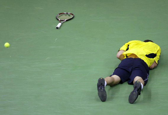 Marat Safin falls during his Kremlin Cup final tennis match 