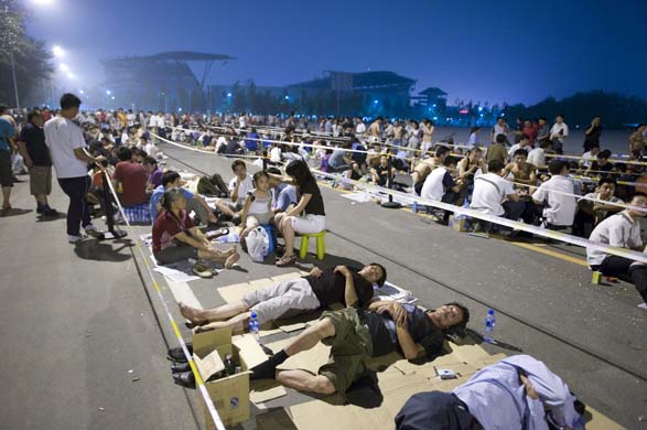 10,000 people queue for Olympics tickets