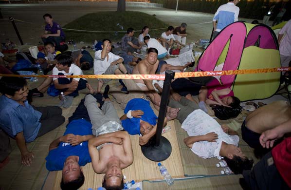 Sports fans queue for tickets for the Beijing Olympics