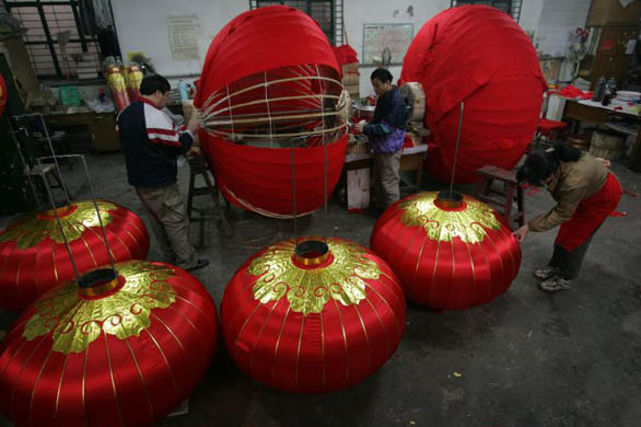Factory workers make red lanterns