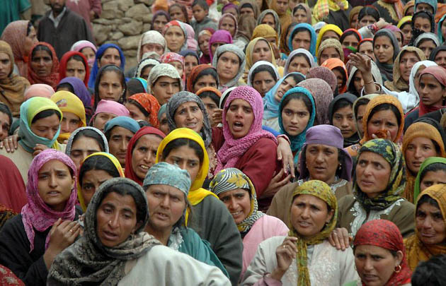 Dadoo, India: Kashmiri women during the funeral of rebel group Hizbul Mujahedin commanders