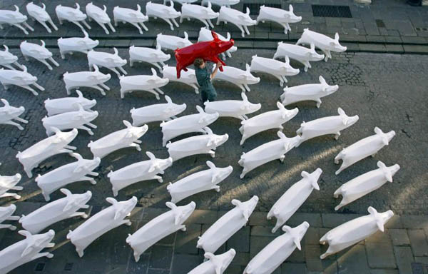 Bath, UK: Artist Al Greenall takes delivery of one of the 100 model pigs that are going to be placed on the streets of Bath for six months as part of a public art scheme