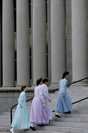 San Angelo, US: Members of the Fundamentalist Church of Jesus Christ of Latter Day Saints arrive at the Tom Green county courthouse
