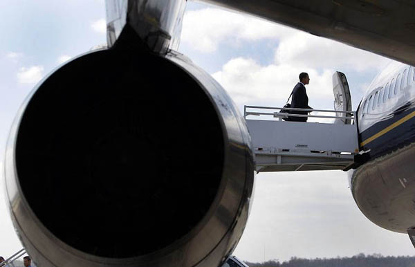 Pittsburgh, US: Barack Obama boards a plane at the international airport