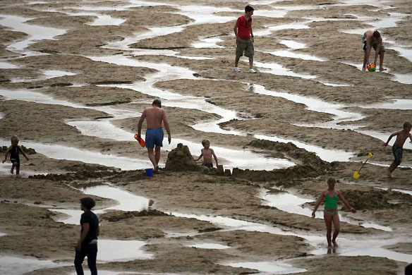 Newquay, UK: Holidaymakers play on Fistral beach