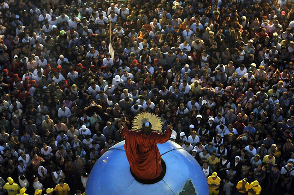 San Salvador, El Salvador: Hundreds of Catholics during the rite of 'the descent' (la bajada) which symbolises the transfiguration of Jesus Christ