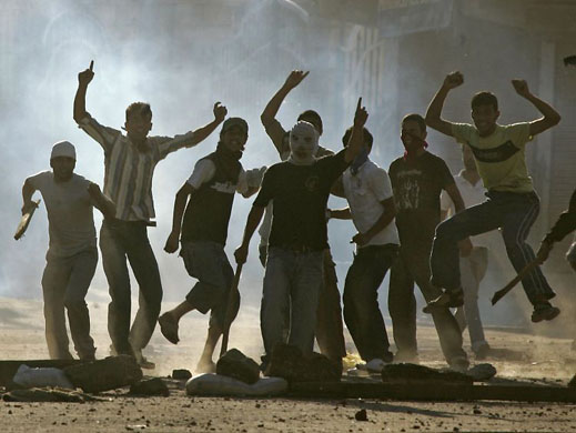 Srinagar, India: Kashmiri protesters clash with police