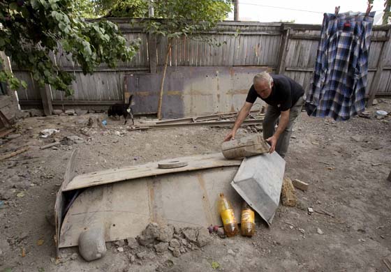 Tskhinvali resident tends to the grave