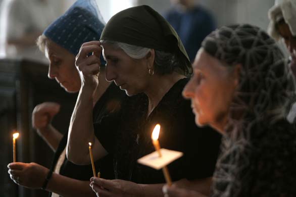 Georgian women pray