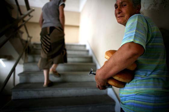 Ossetian refugees with bread