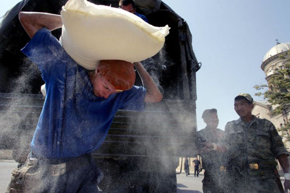 Gori, Georgia: Members of the Russian Emergency Ministry carry a bag of flour delivered as food aid