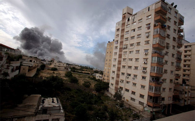 Smoke rises from Israeli missile strikes at Hamas security compounds in Gaza City, 27 December 2008. Airstrikes and artillery fire by the Israel Defence Forces (IDF) directed at militants from the Palestinian Islamist movement Hamas in the Gaza Strip killed more than 120 people and caused many more casualties, according to witness reports, medical and Israeli military sources.