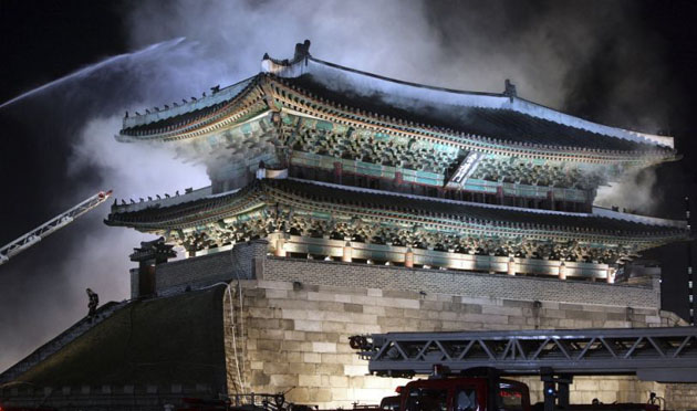 Blaze destroys Korean landmark
