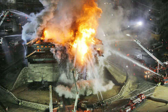 Blaze destroys Korean landmark