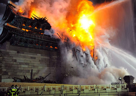 Blaze destroys Korean landmark