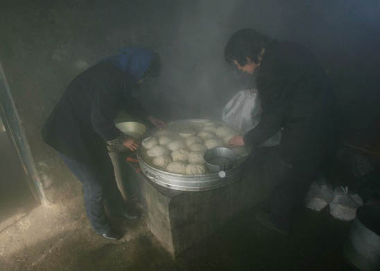 Farmers' wives make steamed buns