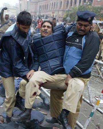 Police killed in Lahore suicide bombing