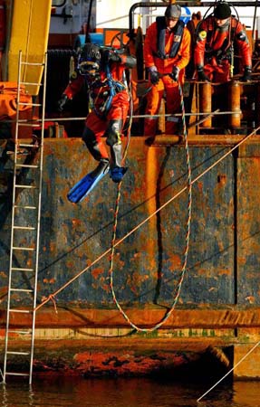 Salvage crew at work in Glasgow