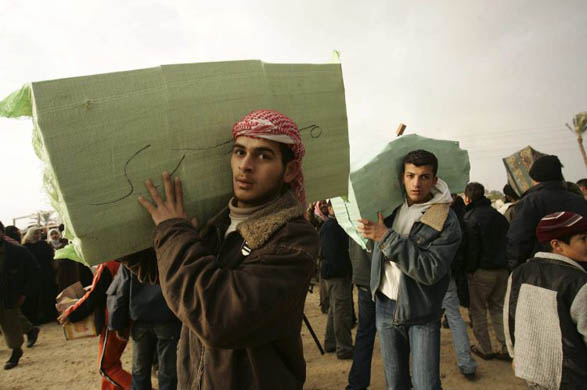 Palestinians flood into Egypt