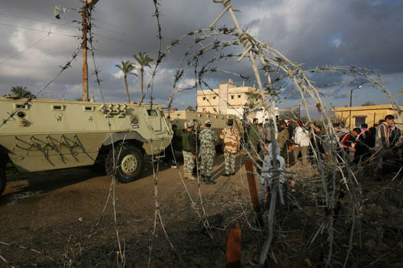 Palestinians flood into Egypt