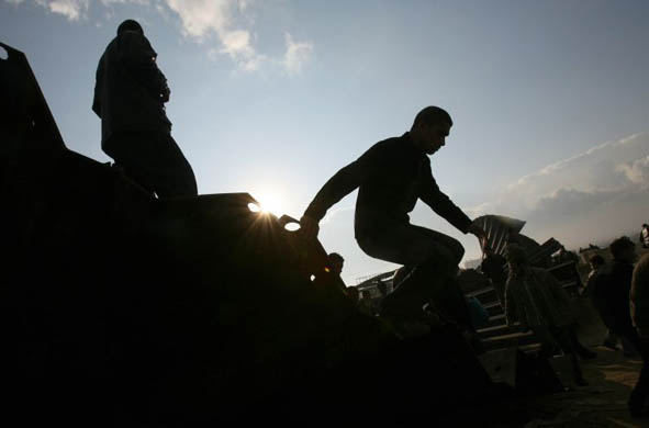 Palestinians flood into Egypt