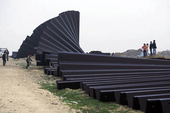 Palestinians flood into Egypt