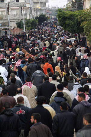 Palestinians flood into Egypt