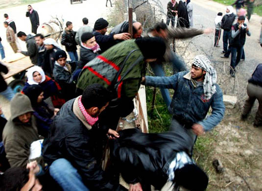 Palestinians flood into Egypt