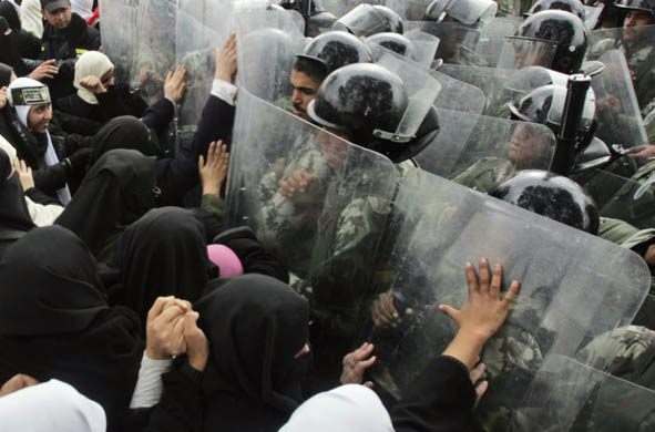 Palestinians flood into Egypt