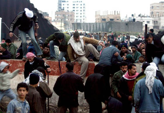 Palestinians flood into Egypt