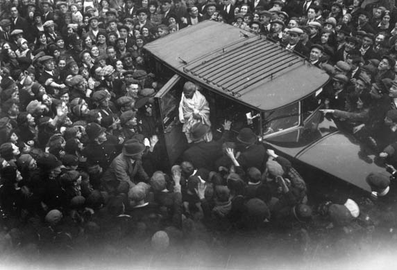 An admiring East End crowd gathers to witness the arrival of Gandhi