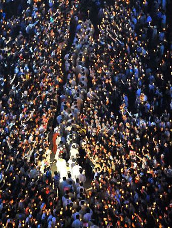 Seoul, South Korea: Protesters hold a candlelight vigil during a special service as part of protests against the government's policy toward US beef imports