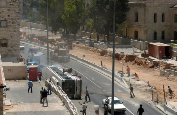 Bulldozer crashes into Jerusalem bus