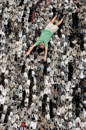 Washington, US: 10,512 trainers tied by their laces and laid heel-to-toe