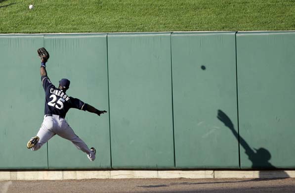 Brewers center fielder Mike Cameron