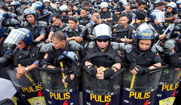 Manila, Philippines: Anti-riot policemen block protesters from marching towards the House of Representatives