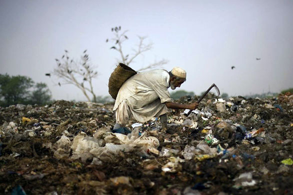 Islamabad, Pakistan: Scavengers search for recyclable items at a rubbish dump 