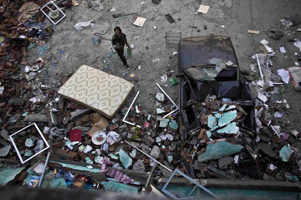 Chinese earthquake: debris