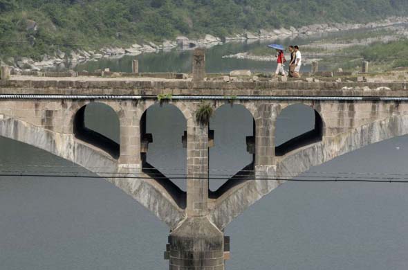Chinese earthquake: damaged bridge