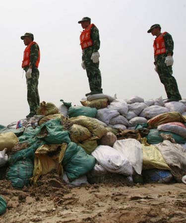 China earthquake: soldiers on sandbags