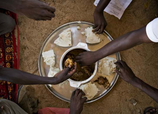 Displaced Chadians have a meal