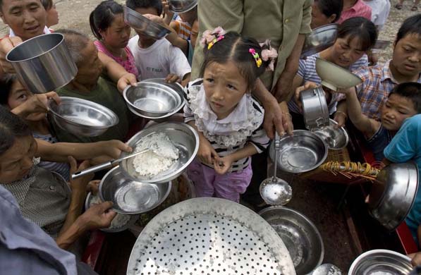Chines earthquake: survivors queue for food