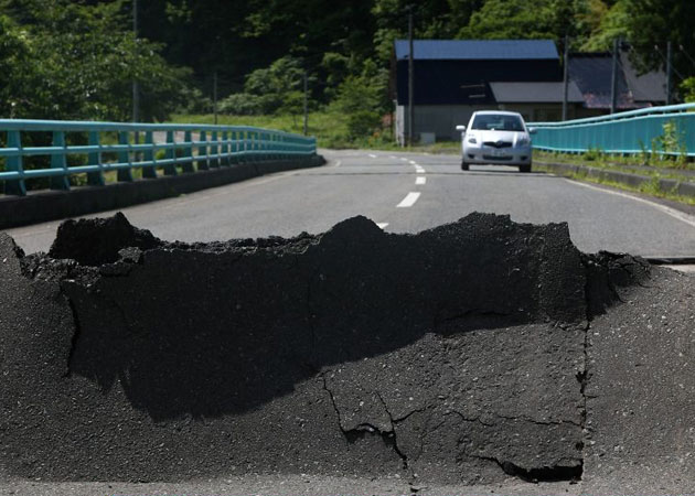 Damaged road in Ichinoseki 