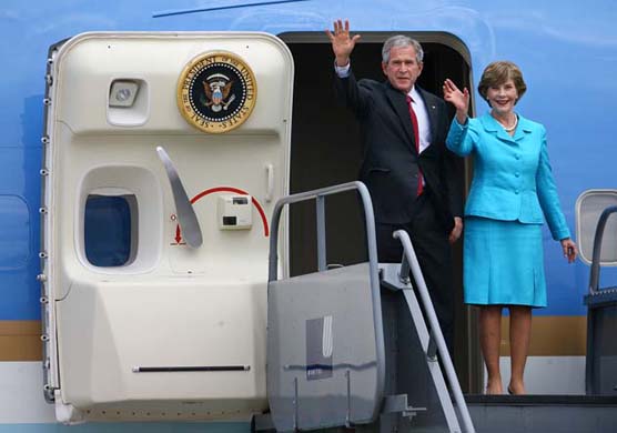 The US president, George Bush, and the first lady, Laura Bush, step from Air Force One at Heathrow