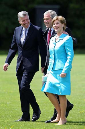George Bush and his wife, Laura, talk to Air Vice Marshall David Walker as they arrive at Windsor Castle to visit the Queen