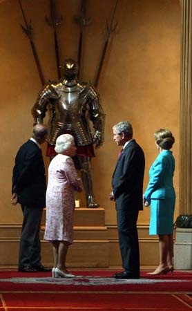 The royal hosts show their guests a suit of armour n St George's Hall
