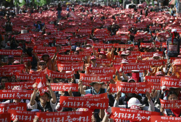 Thousands of construction workers occupy a street to protest against the government in Seoul 
