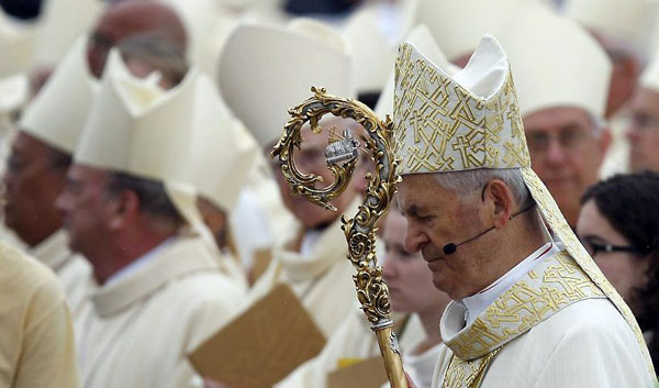 Quebec City, Canada: Papal Legate Jozef Cardinal Tomko arrives to a Mass at the Plains of Abraham during the International Eucharistic Congress closing ceremony