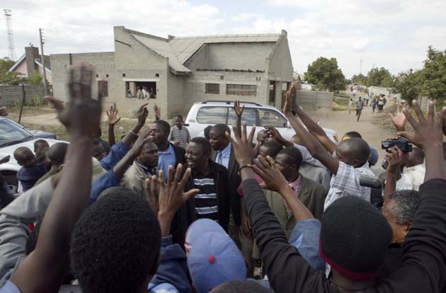 Tsvangirai greeted by supporters