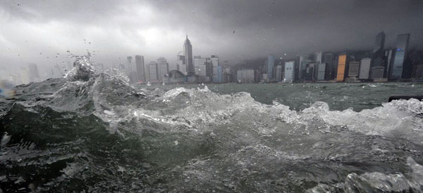 Hong Kong: Severe tropical storm Fengshen brings heavy wind and rainfall to the city